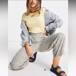 Abercrombie & Fitch pull on wide leg pants in floral print XS